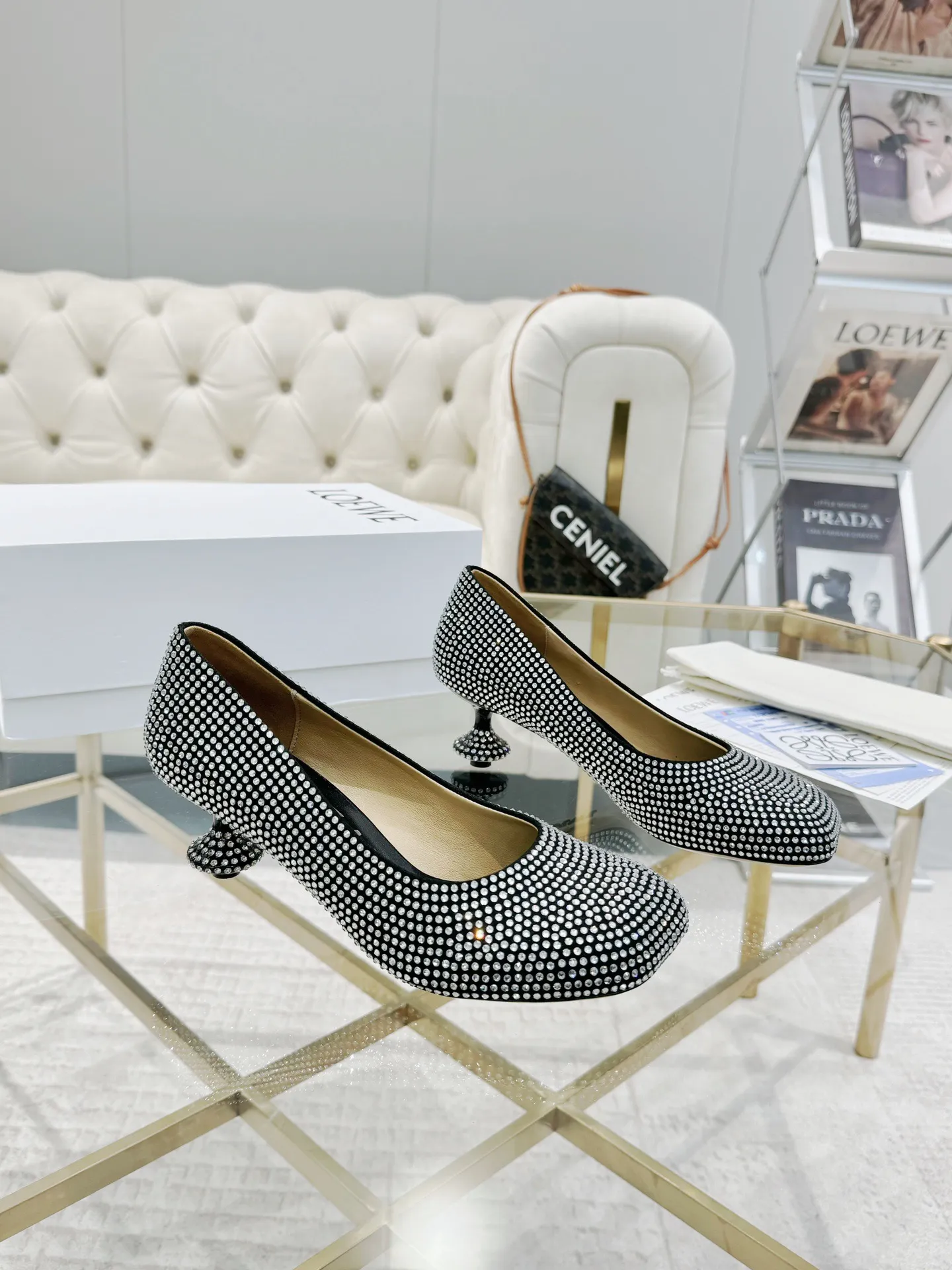 👟👟Ex-factory price 660👟👟 LOEWE‼ ️ New arrival‼ ️Imported genuine leather sole Loewe 2024/aw early spring latest T stage colored diamond series catwalk style 😘😘😘 Upper: imported silk cloth lining: imported water-dyed sheepskin outsole: original molded injection molded leather outsole Heel: original molded 1:1 Heel height: 5.5cm Size: 35-39 (40/41/42/43 custom-made, non-refundable)